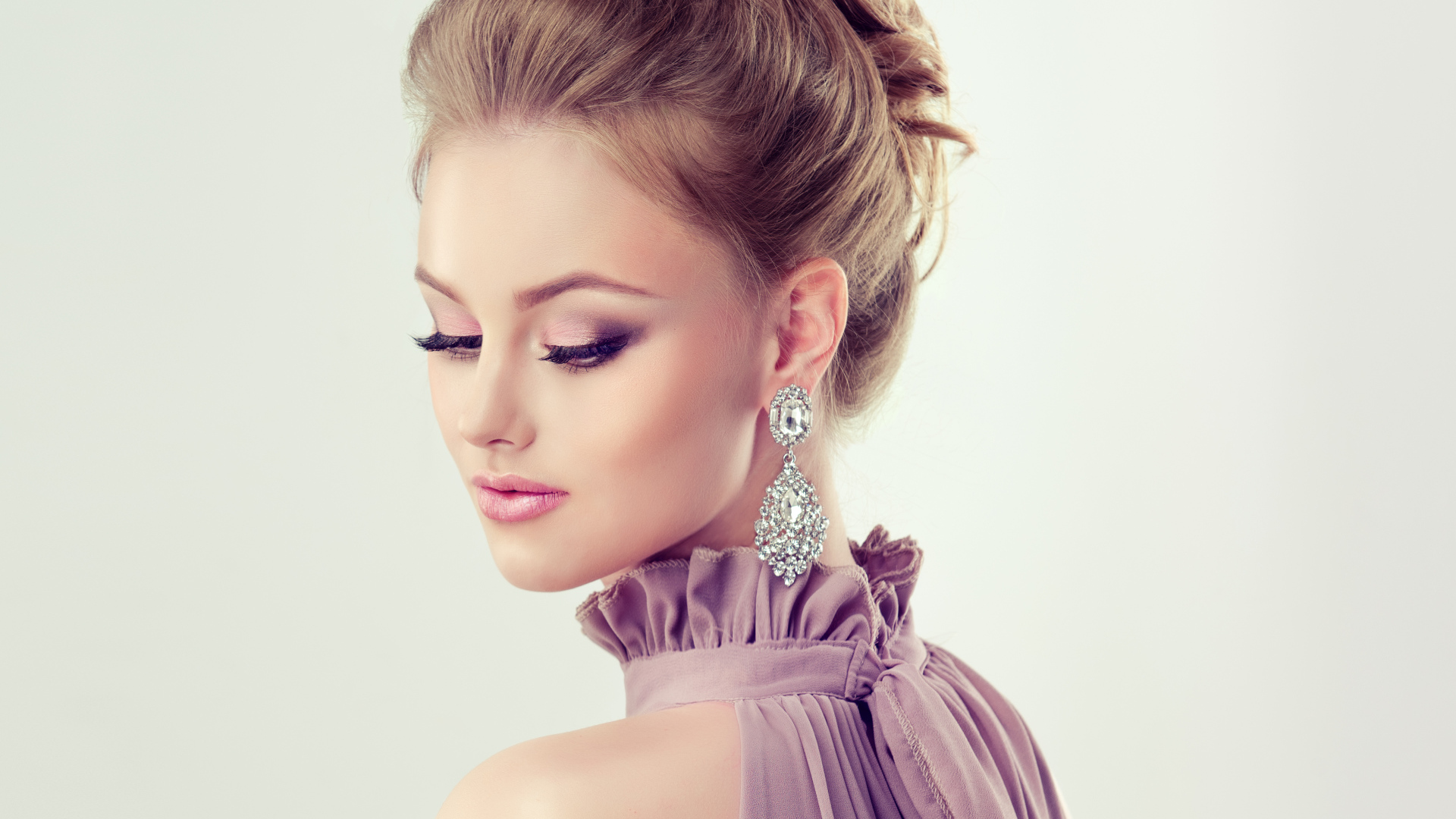 Стильная девушка с прической и дорогими серьгами