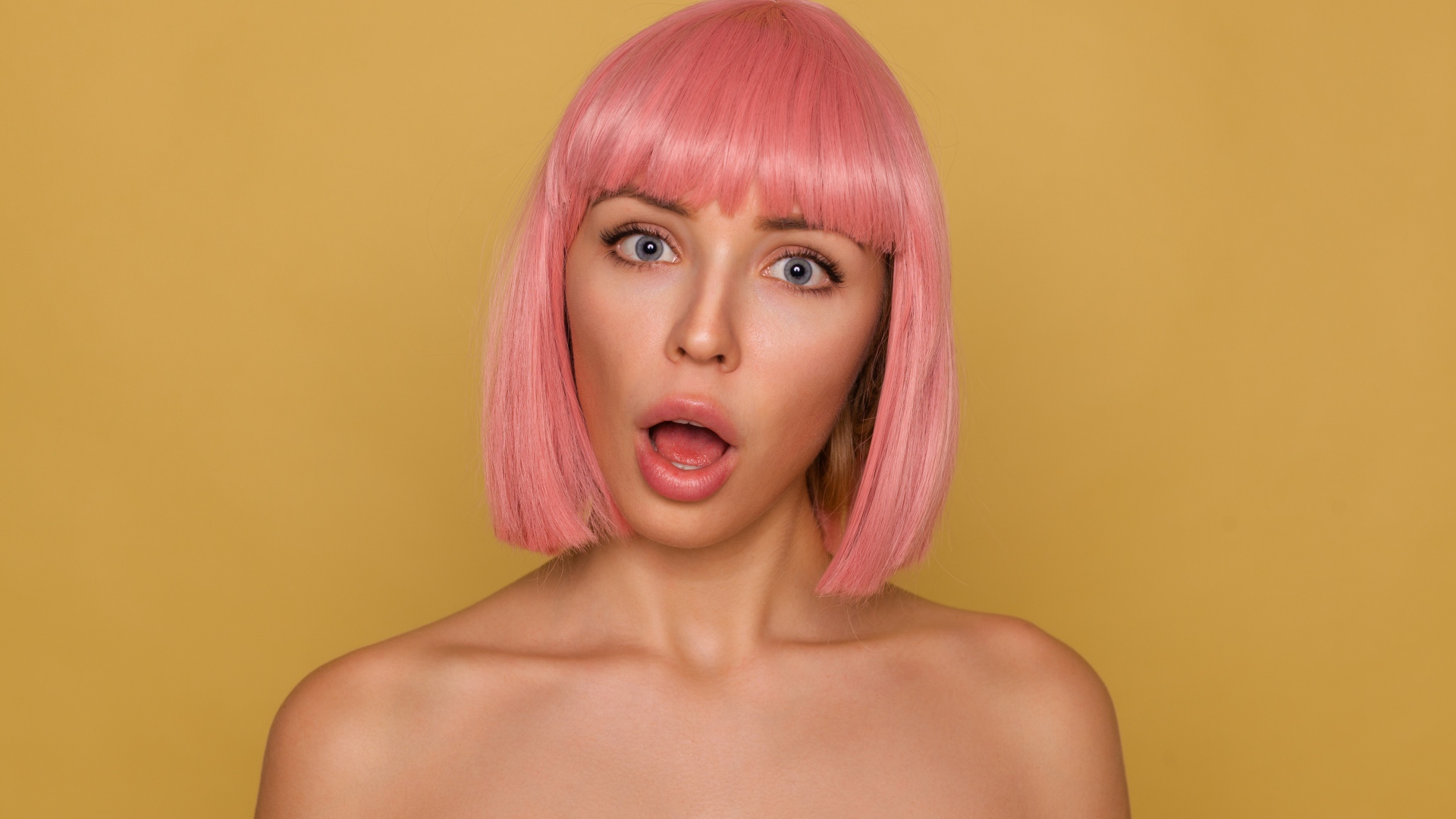 Удивленная девушка с розовыми волосами