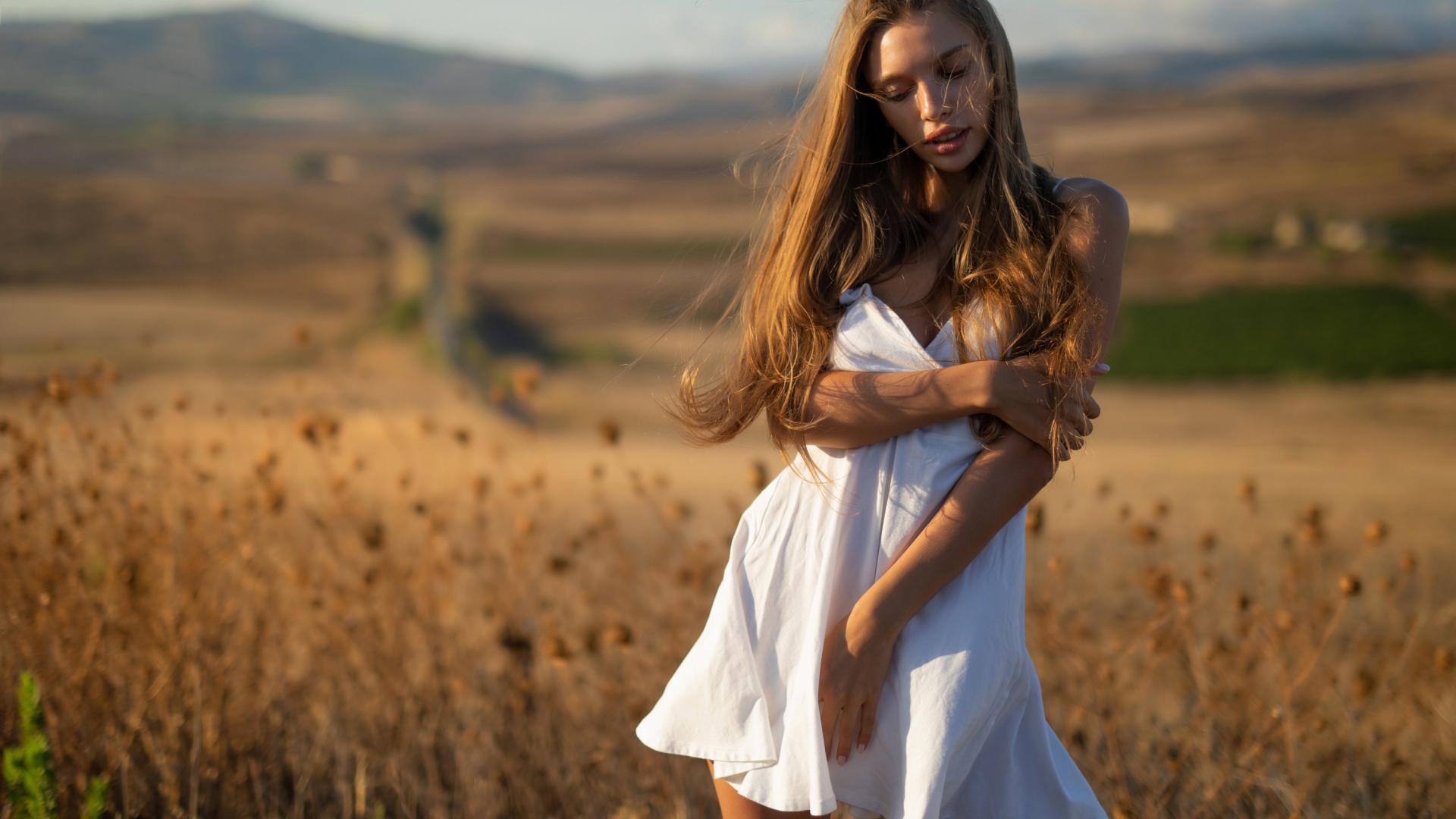 Нежная девушка в белом платье в лучах солнца 