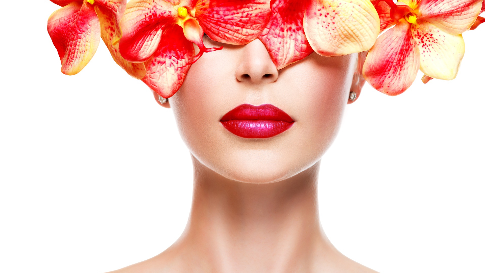 Глаза девушки закрыты цветами на белом фоне