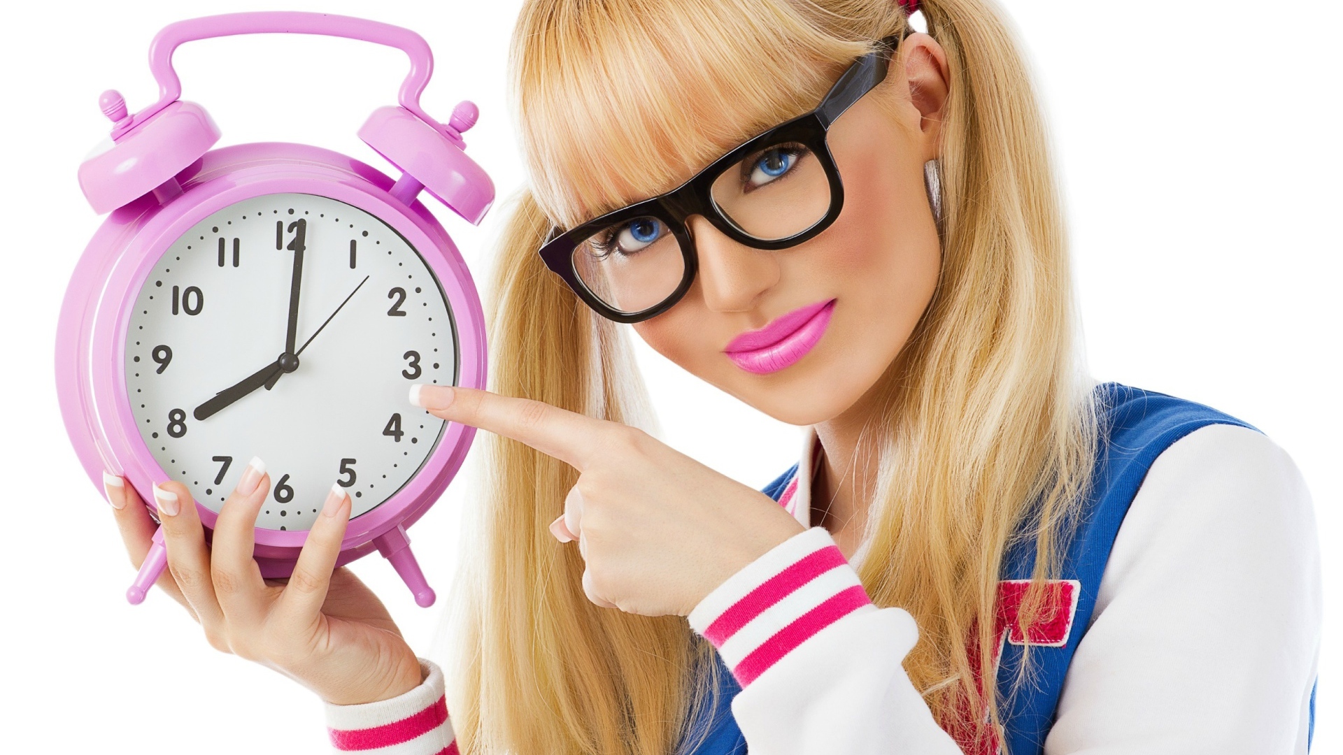 Молодая блондинка с розовыми часами в руках