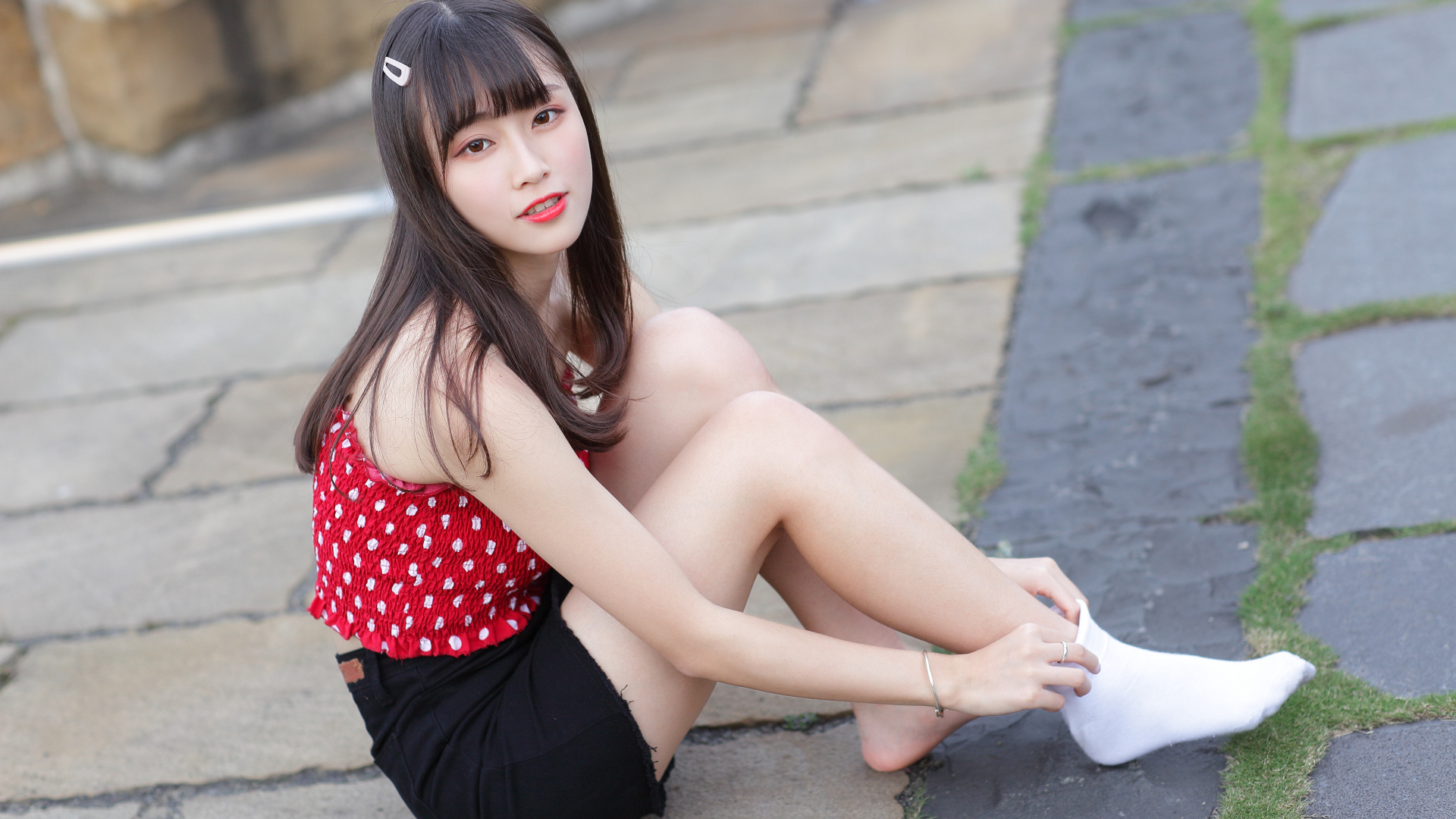 Молодая девушка в белых носках на полу 