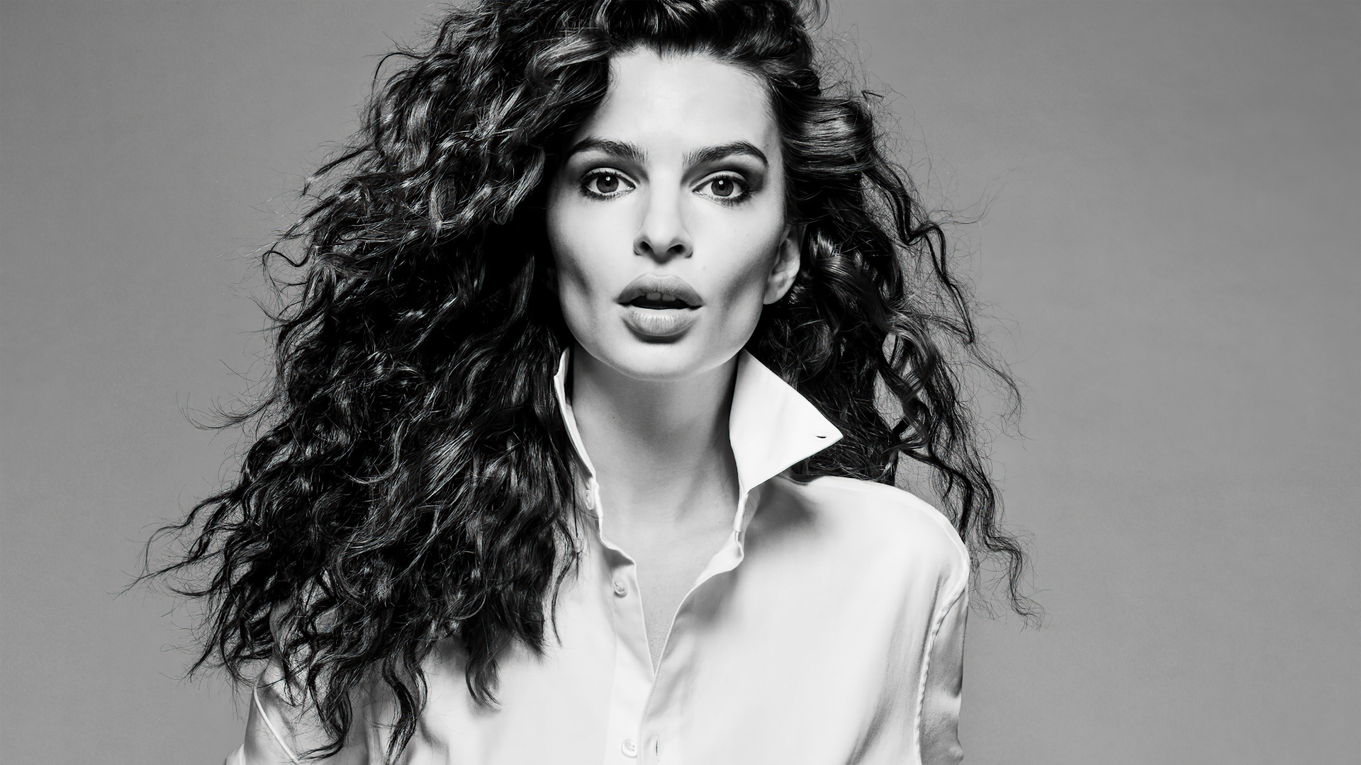 Красивая девушка Эмили Ратаковски на сером фоне