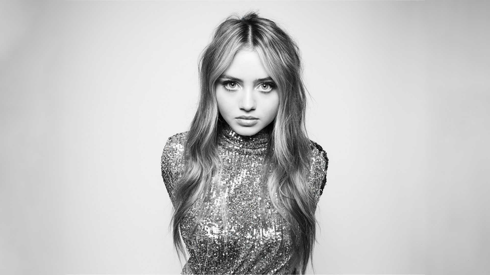 Красивая нежная девушка Лени Клум в блестящем платье