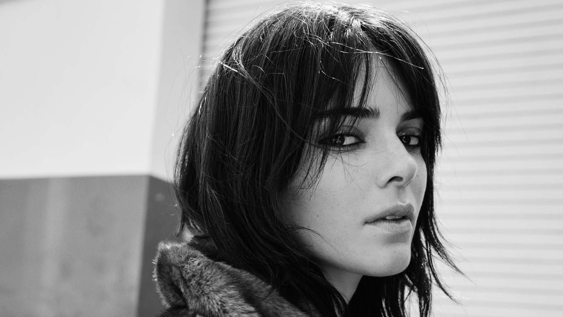 Популярная модель  Кендалл Дженнер  черно-белое фото