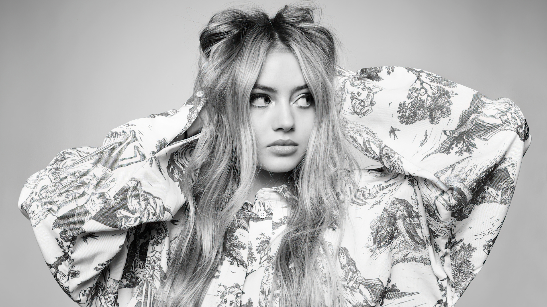 Молодая девушка модель Лени Клум на сером фоне