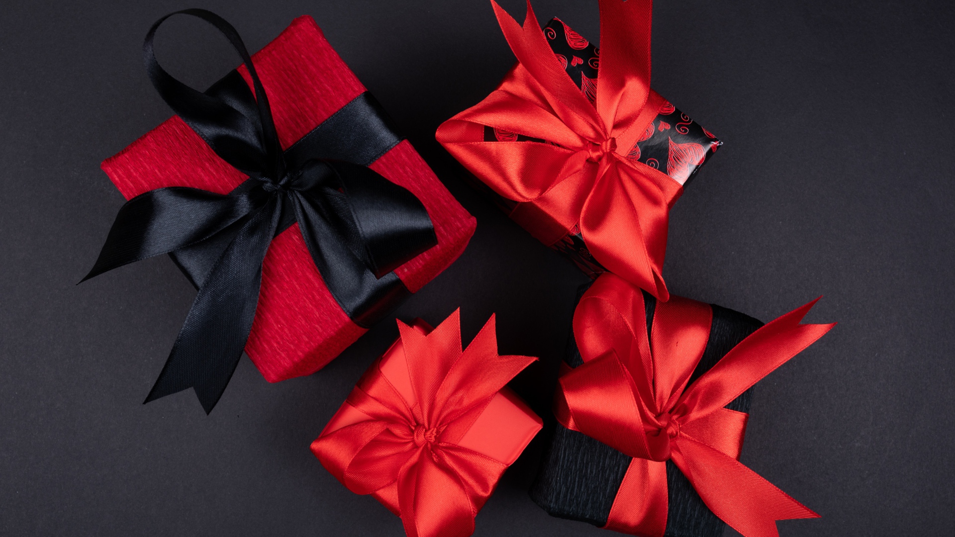 Яркие коробки с подарками на черном фоне 