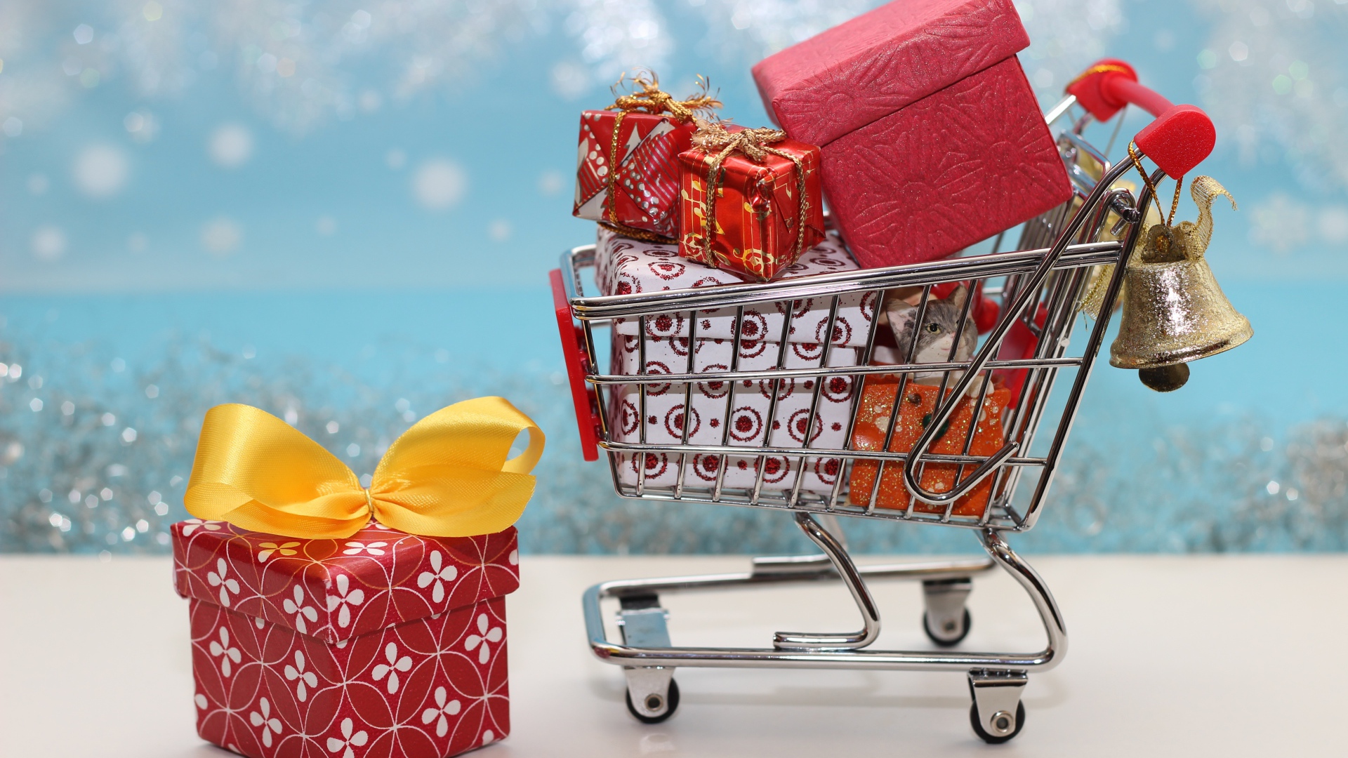 Железная маленькая тележка с подарками 