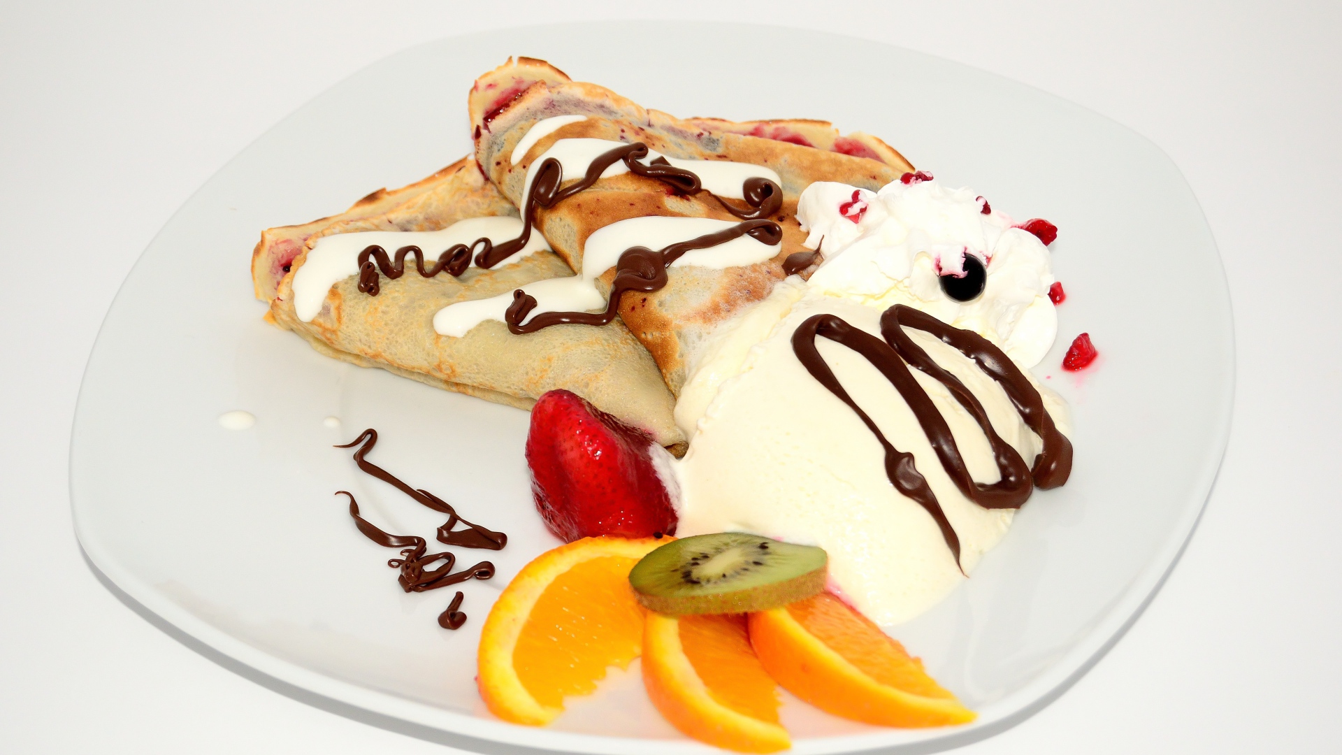 Thin pancakes with sour cream and fruit for Maslenitsa
