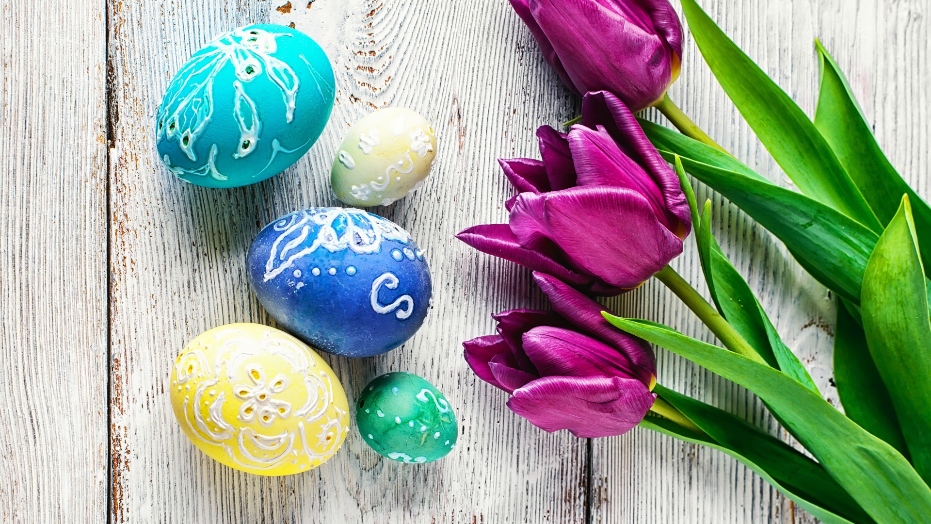 Красивые расписные яйца  с тюльпанами на Пасху