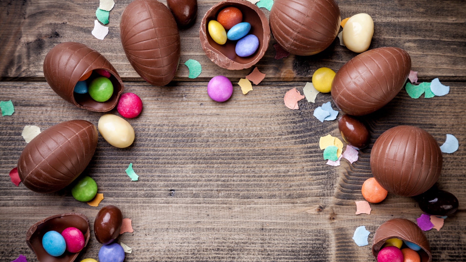 Шоколадные яйца с разноцветными конфетами на Пасху