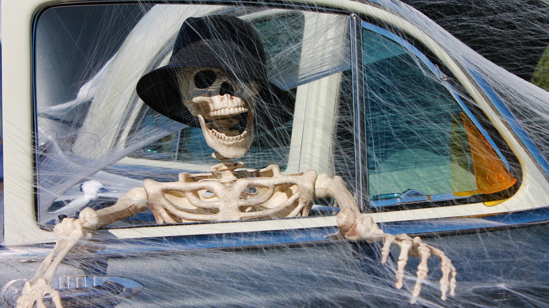 Скелет в машине с паутиной декор на праздник Хэллоуин