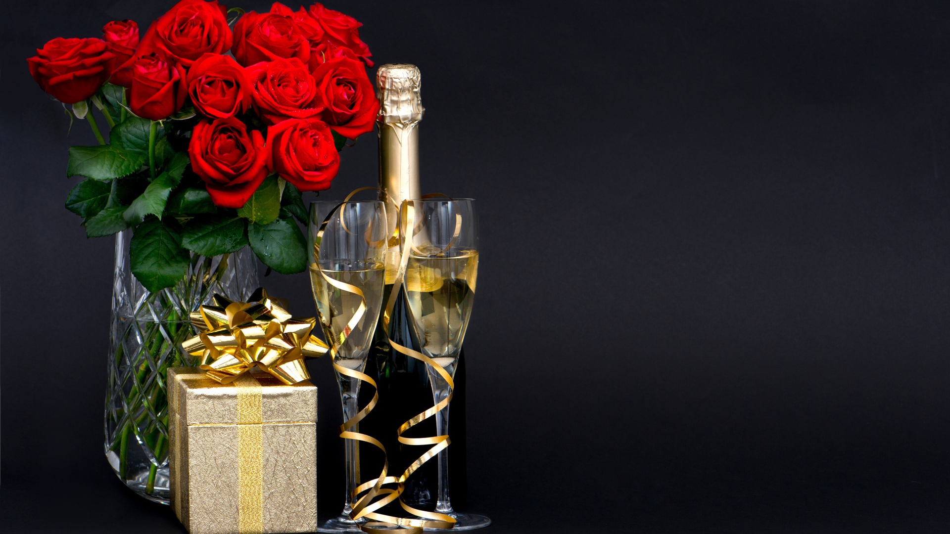 Букет красных роз, подарок и шампанское на 8 марта