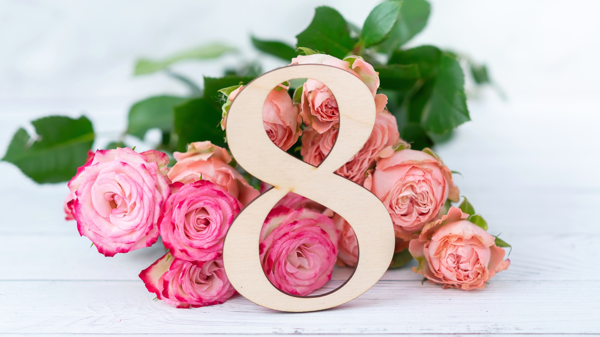 Букет роз на белом фоне на Международный женский день 8 марта