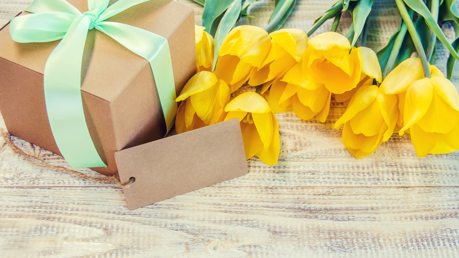 Желтые тюльпаны и подарок для любимой на 8 марта