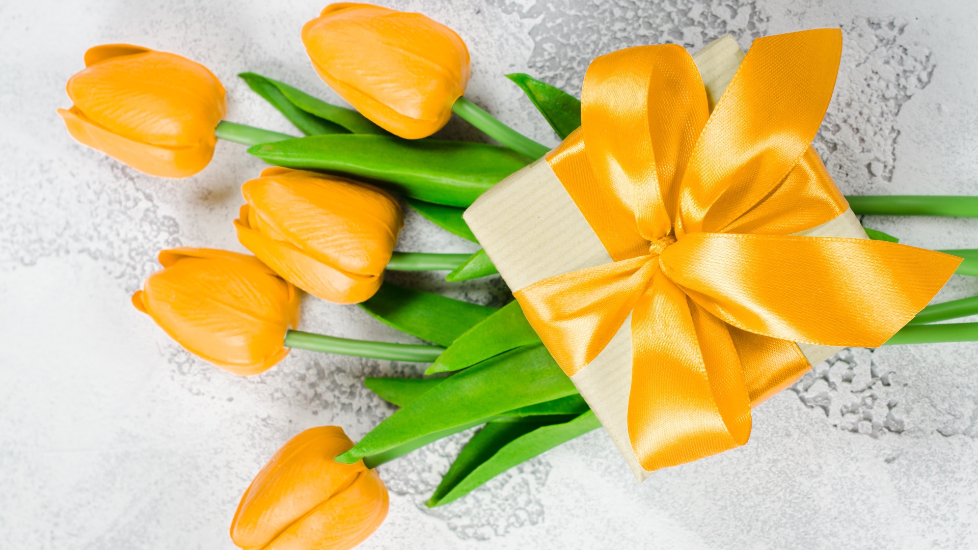 Желтые тюльпаны с подарком на 8 марта для девушки