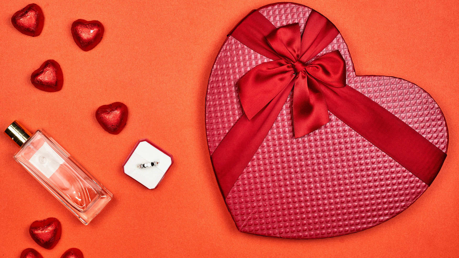 Подарок, духи и конфеты в форме сердца для любимой на 14 февраля