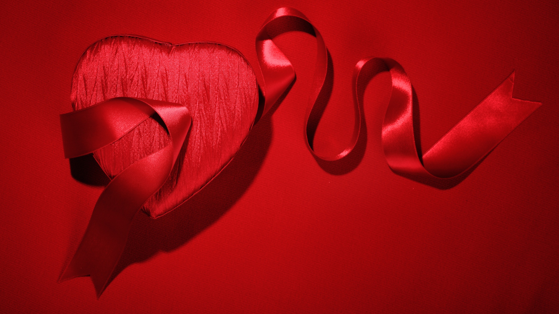 Подарок с лентой на красном фоне на День Святого Валентина 14 февраля