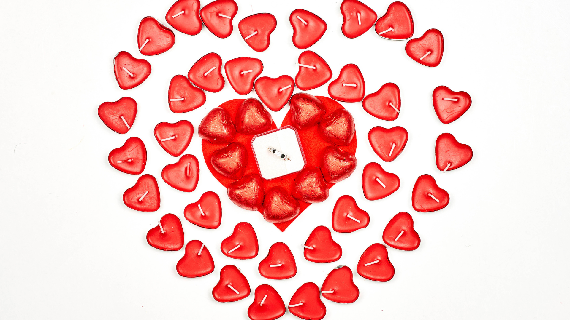 Кольцо для любимой и свечи на белом фоне подарок на День Святого Валентина