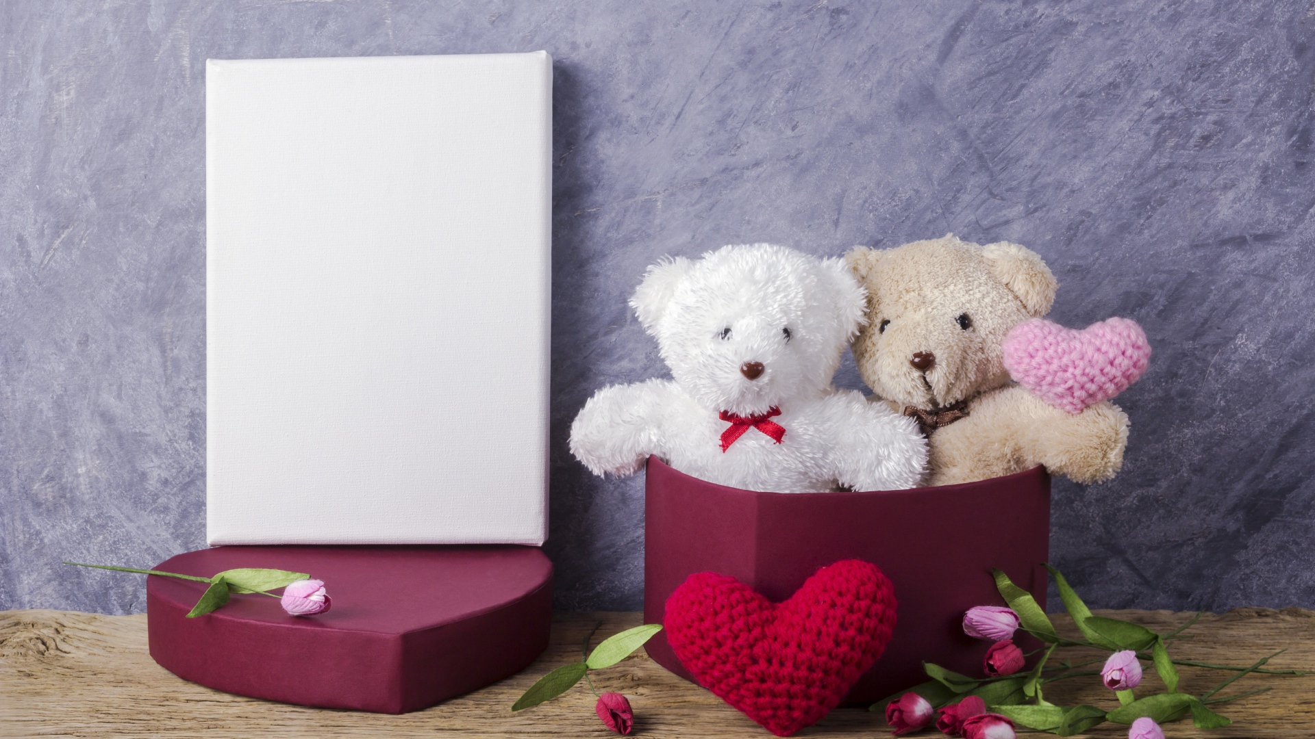Два плюшевых медведя и подарок на 14 февраля день Святого Валентина
