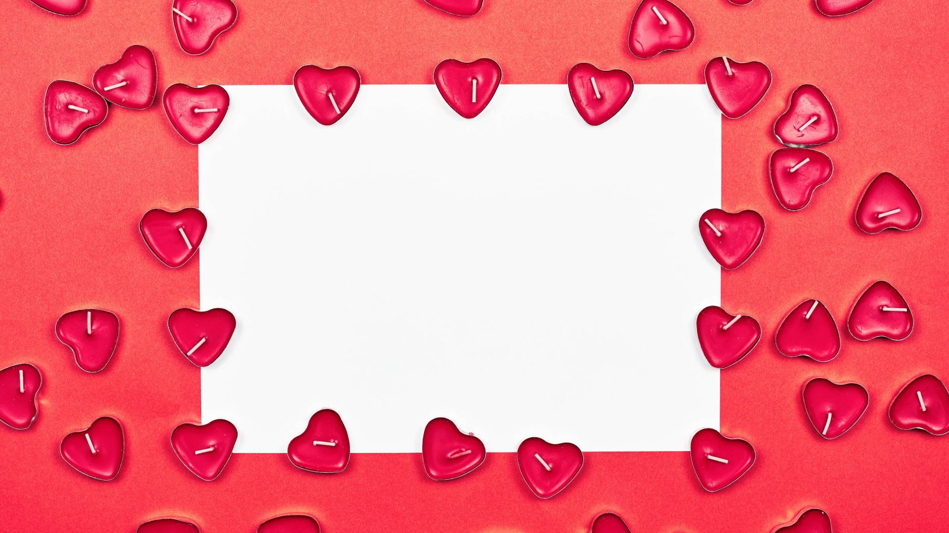 Белый лист бумаги на белом фоне со свечами, шаблон открытки на День Влюбленных