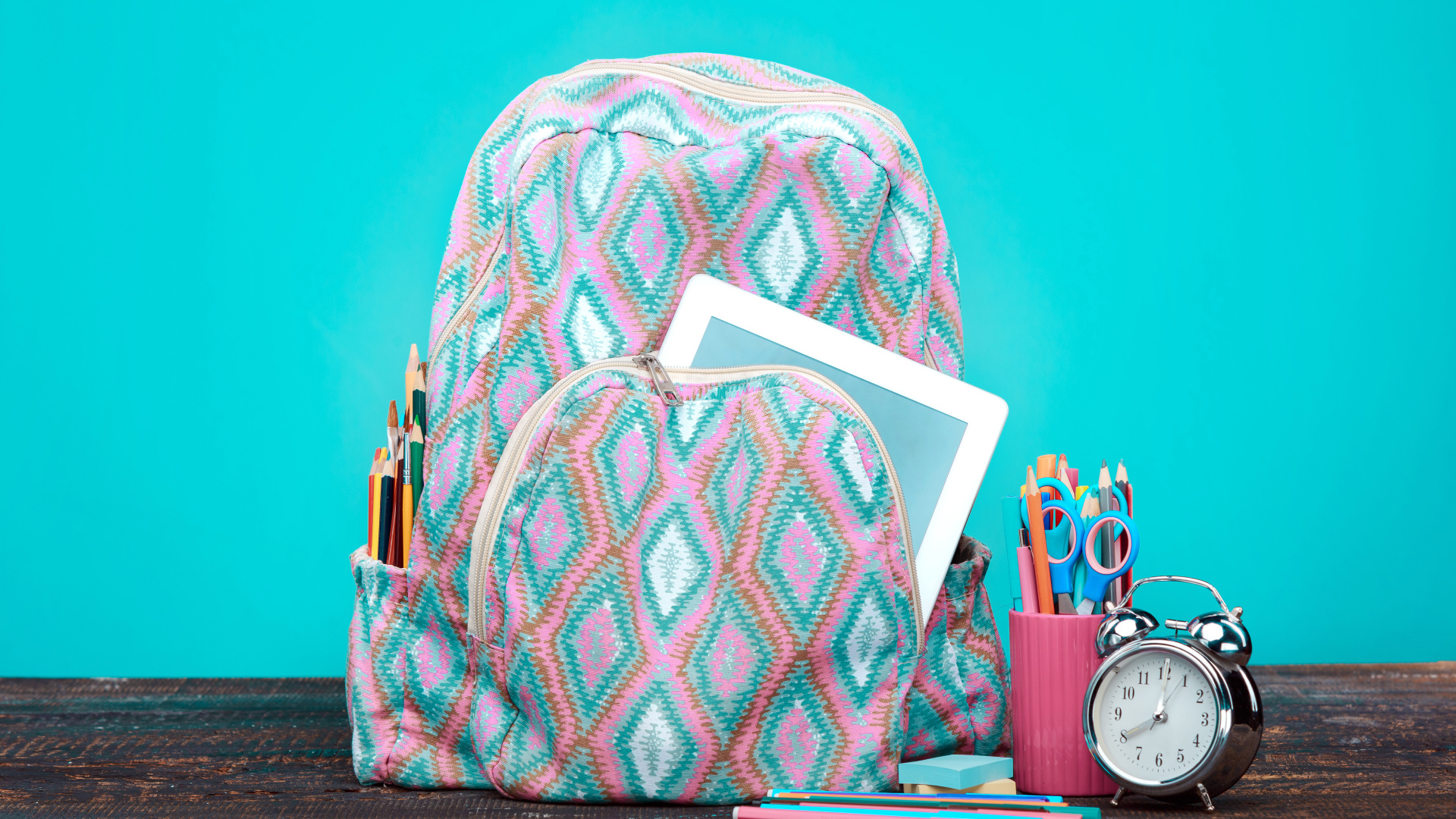 Рюкзак, будильник и канцелярские предметы для школы