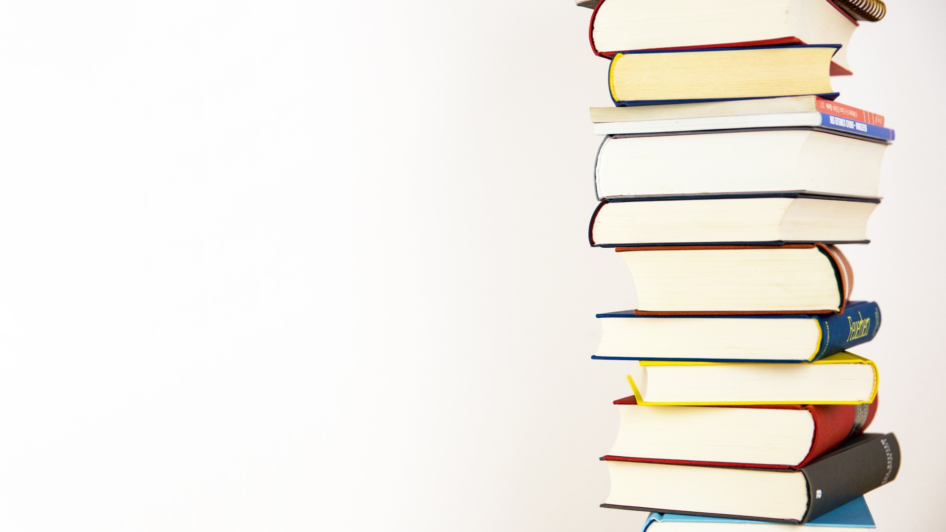 Много разных книг  для школы на белом фоне