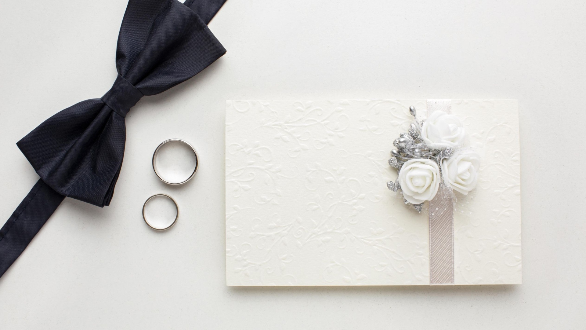 Приглашение на свадьбу, кольца и черная бабочка 