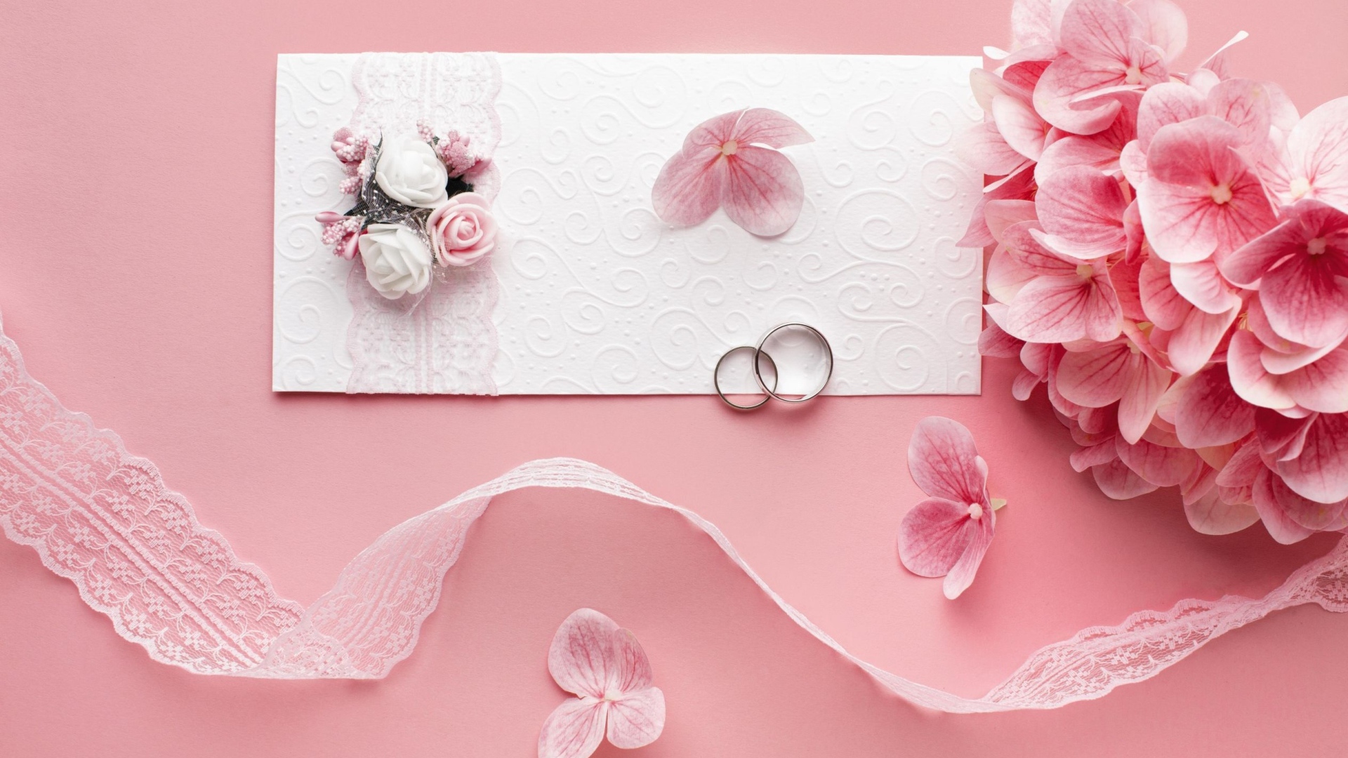 Белое приглашение на свадьбу с цветами на розовом фоне