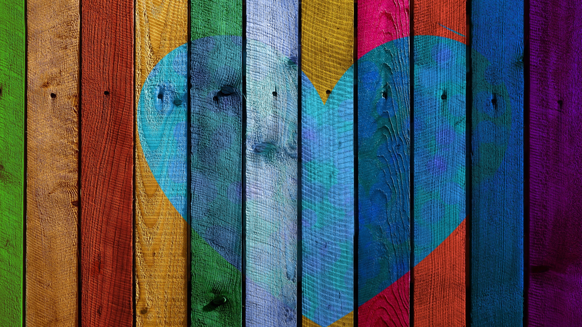 Синее сердце на разноцветном заборе 
