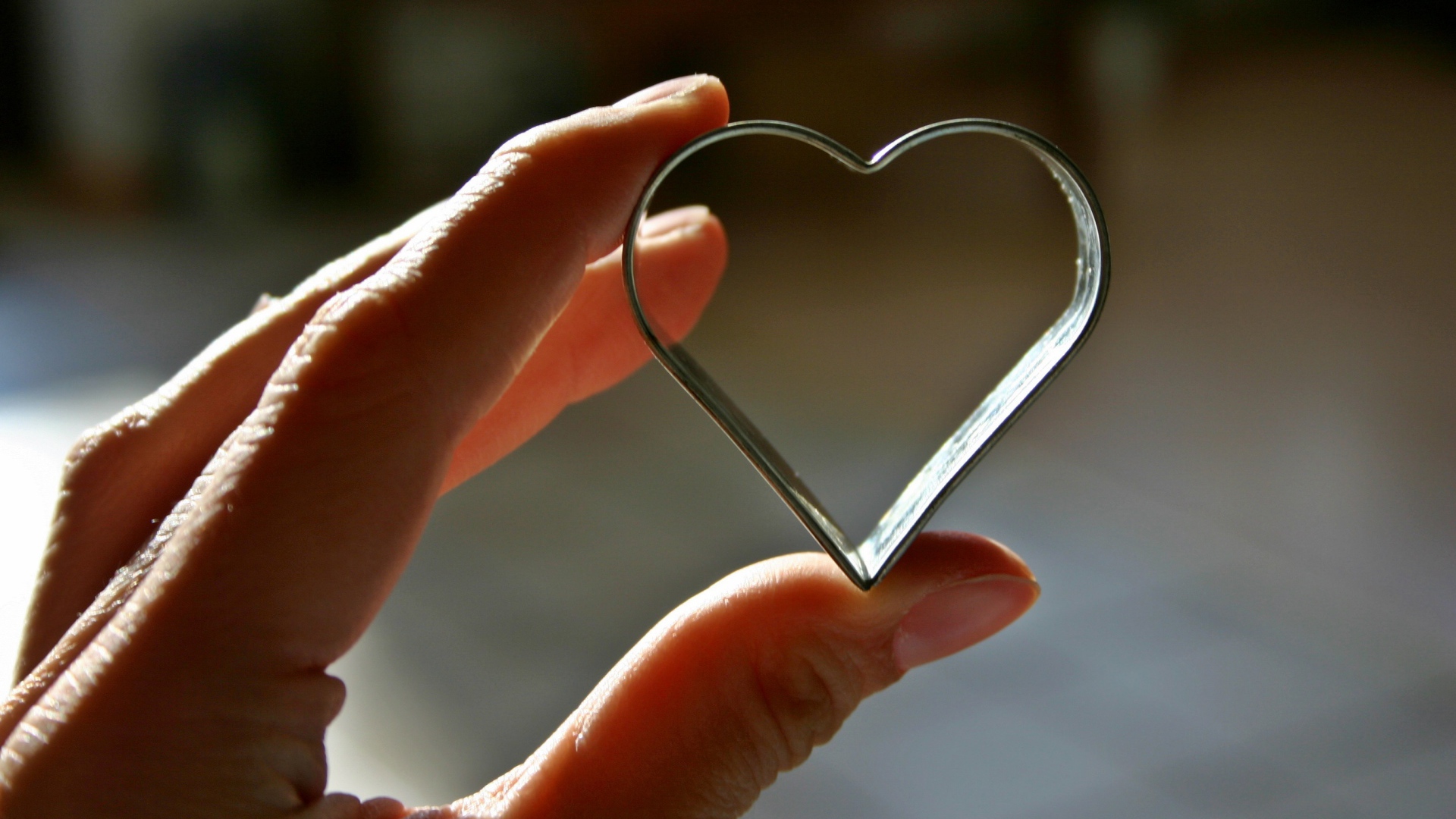 Железное сердечко в руке 