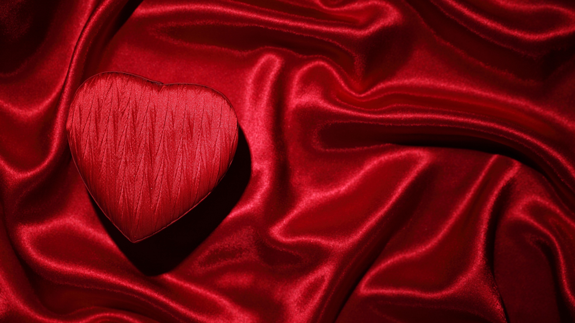 Красная атласная ткань и сердце 