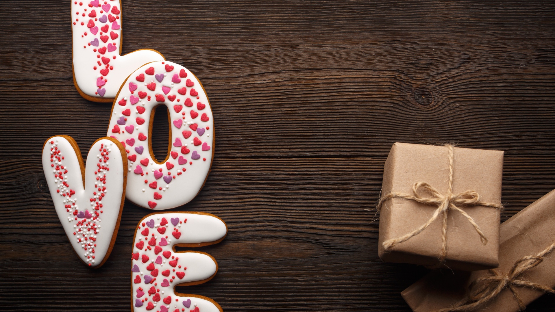 Надпись любовь и подарки для любимой на деревянном фоне