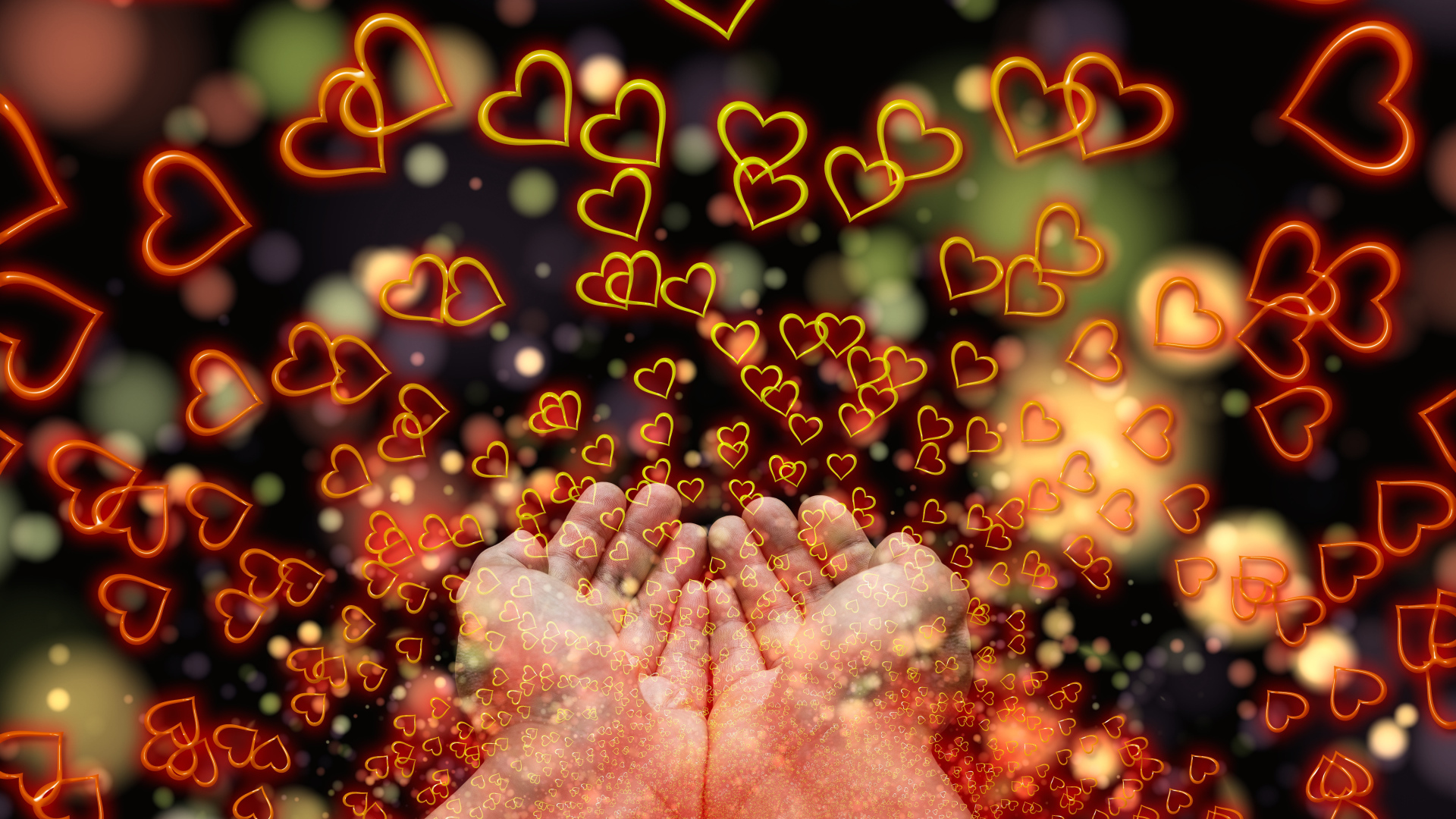 Огненные сердечки в ладонях мужчины 