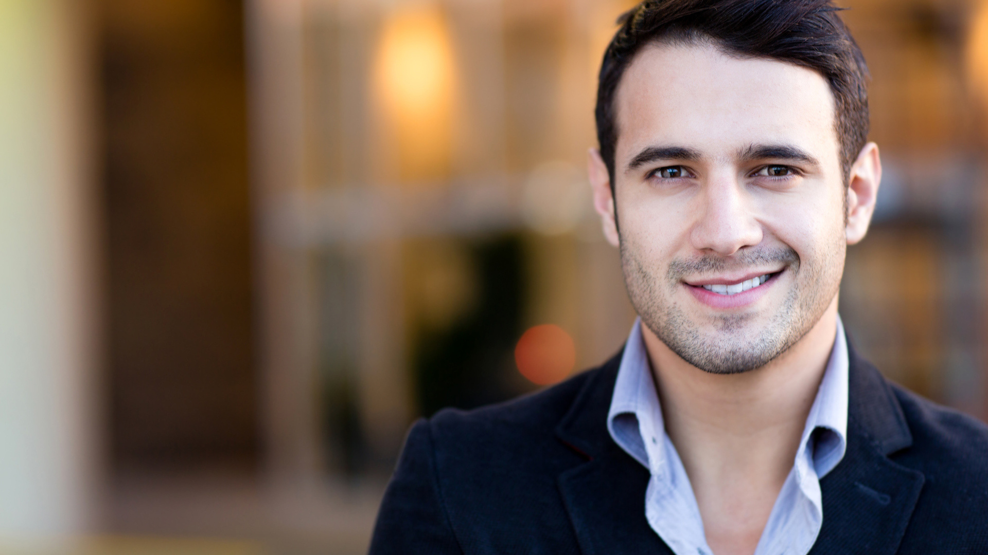 Милая улыбка на лице стильного мужчины 