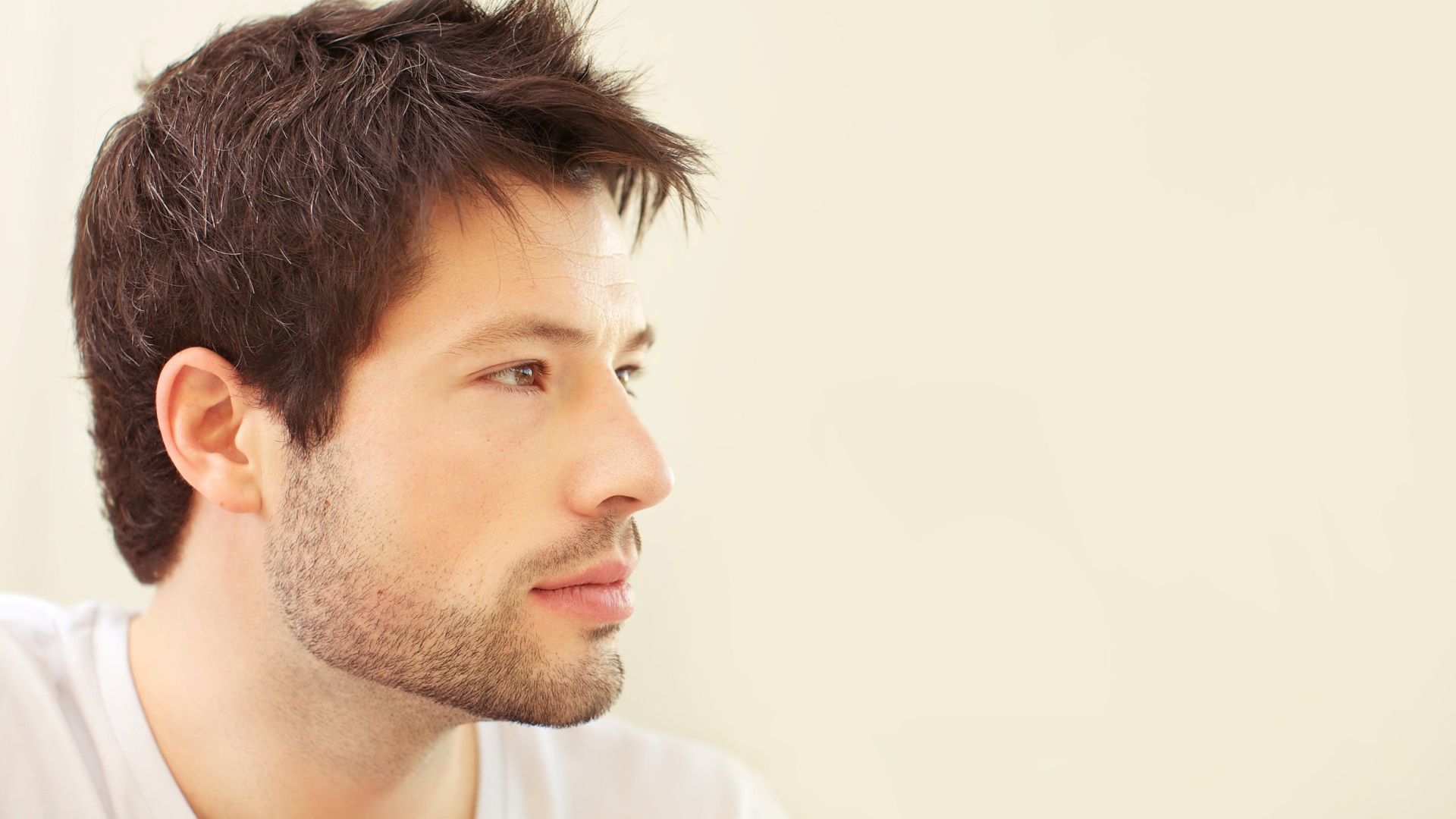 Красивый кареглазый мужчина со щетиной на лице 