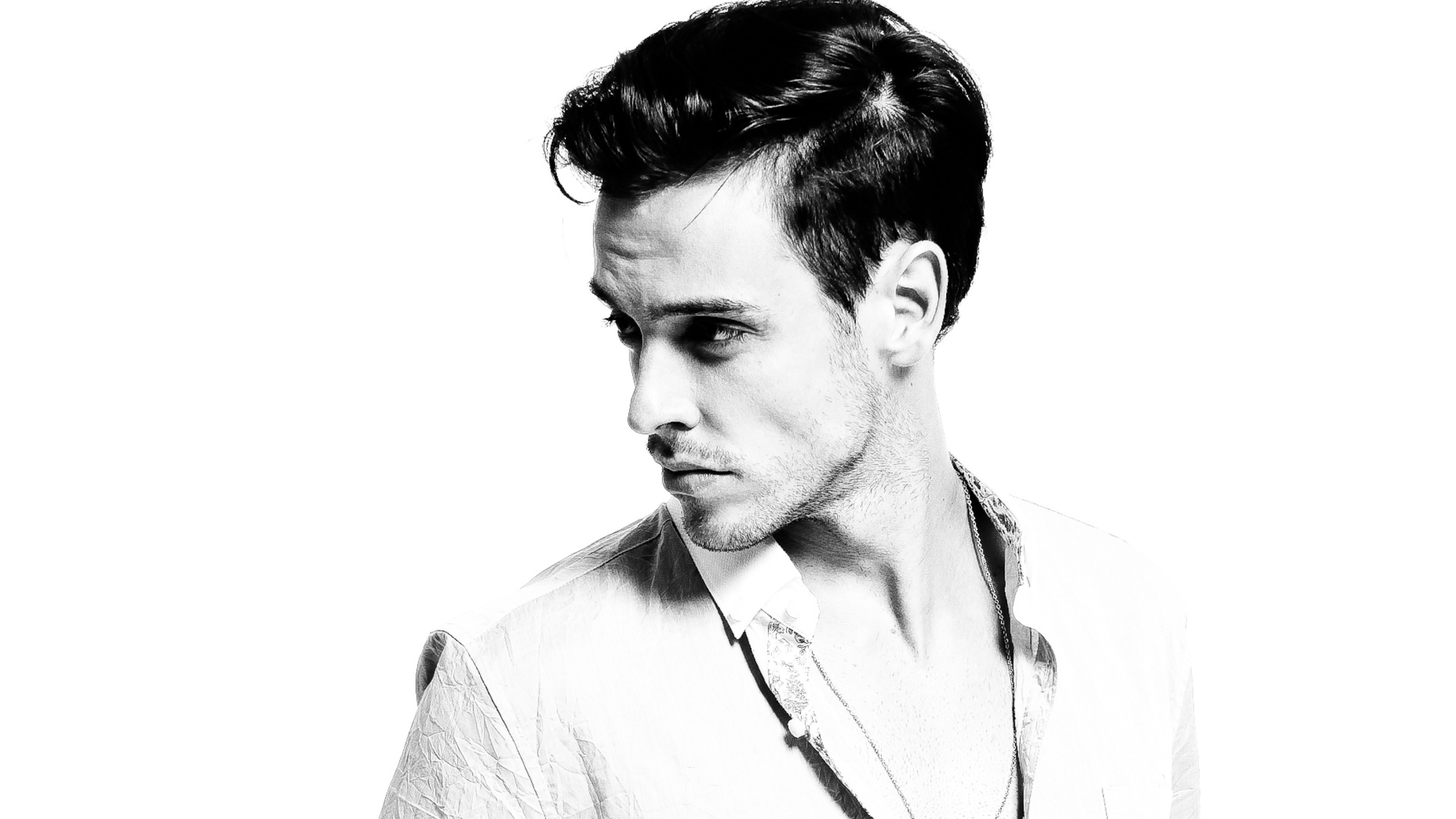 Красивый мужчина модель на белом фоне 