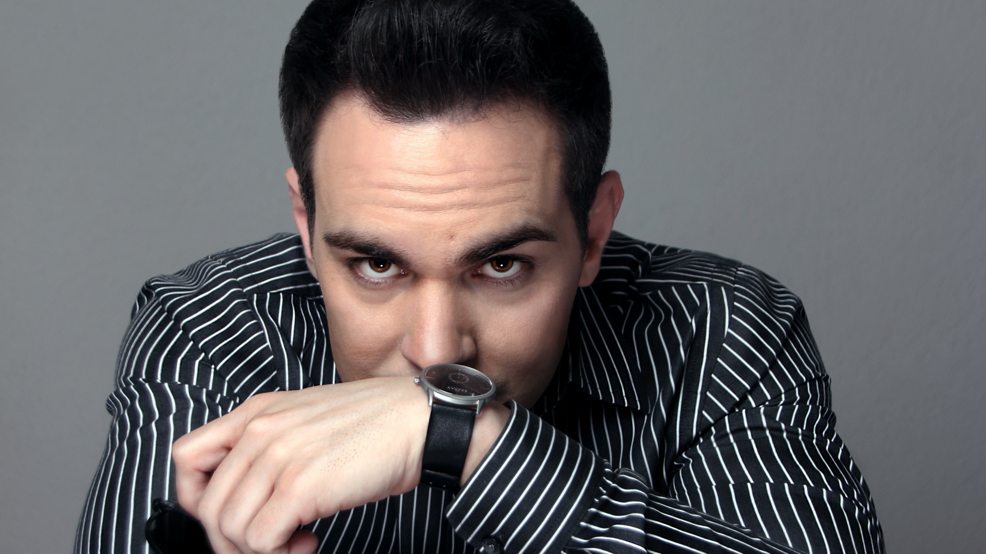 Красивый мужчина с часами на руке 