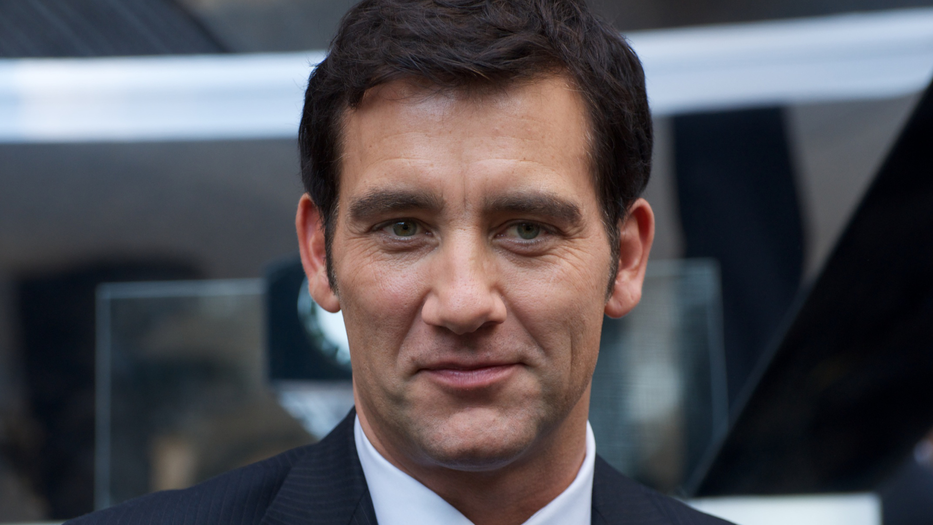 Актер Клайв Оуэн крупным планом