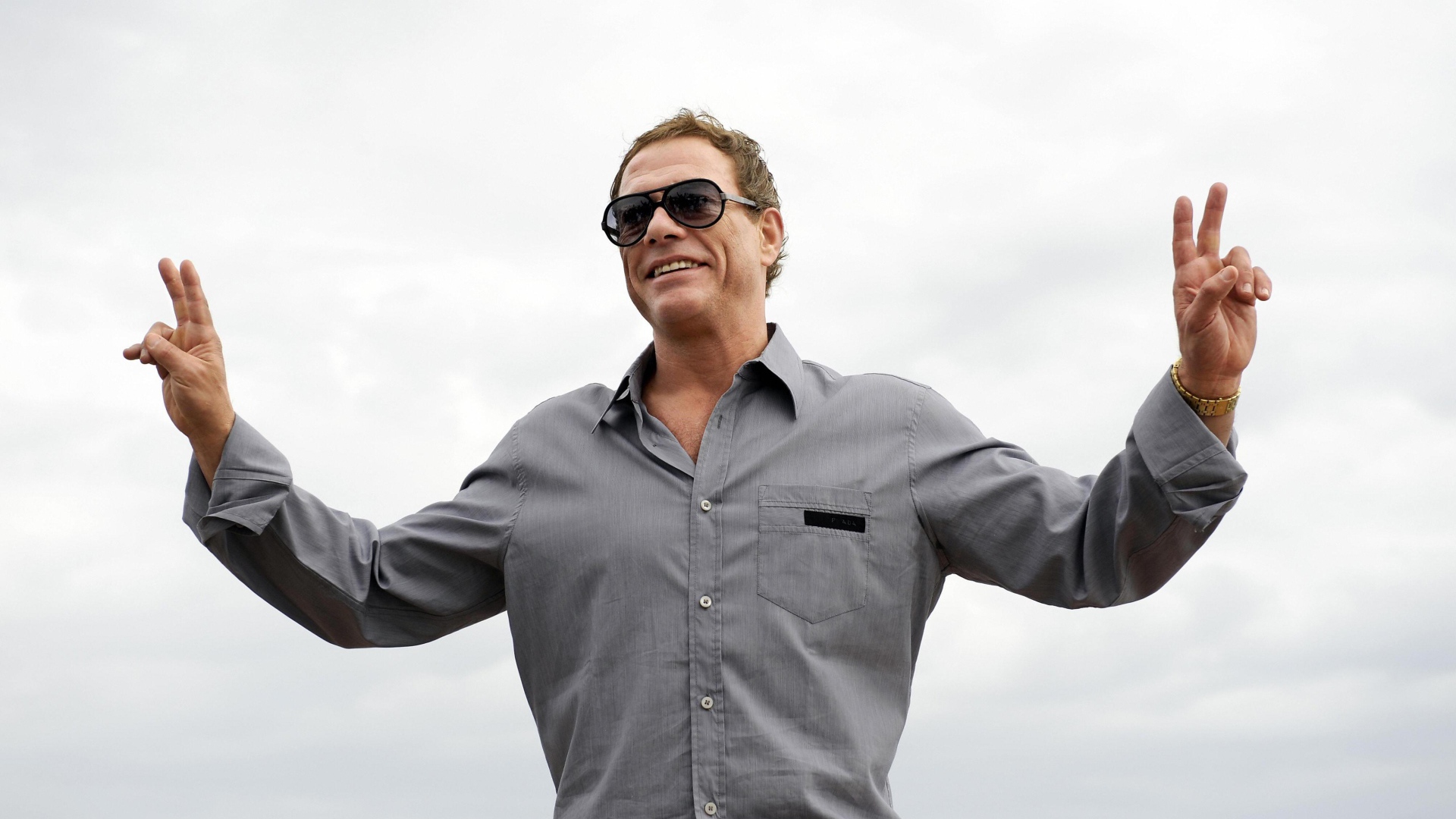 Актер Жан-Клод Ван Дамм на белом фоне