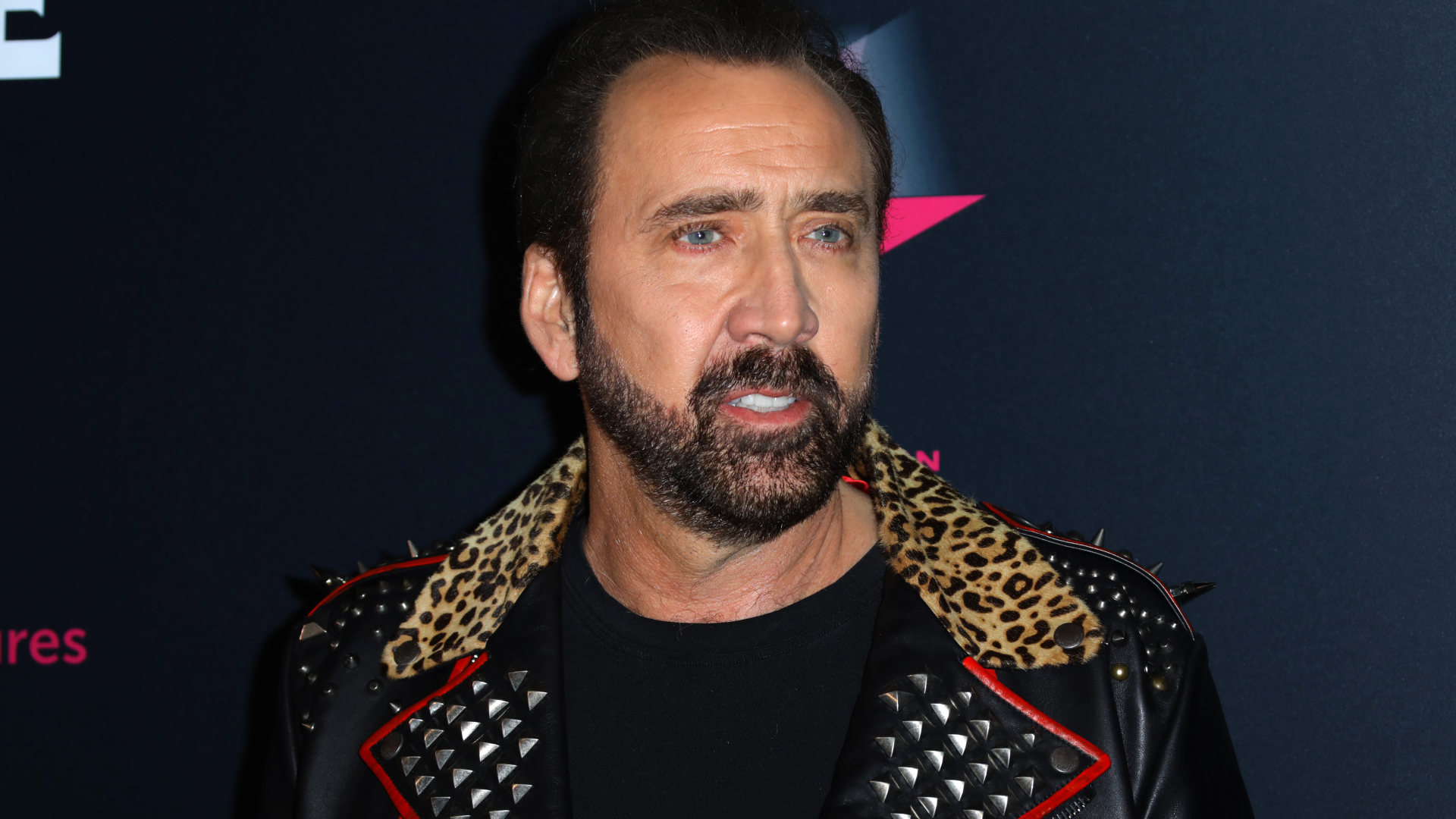 Голубоглазый актер Николас Кейдж в кожаной куртке