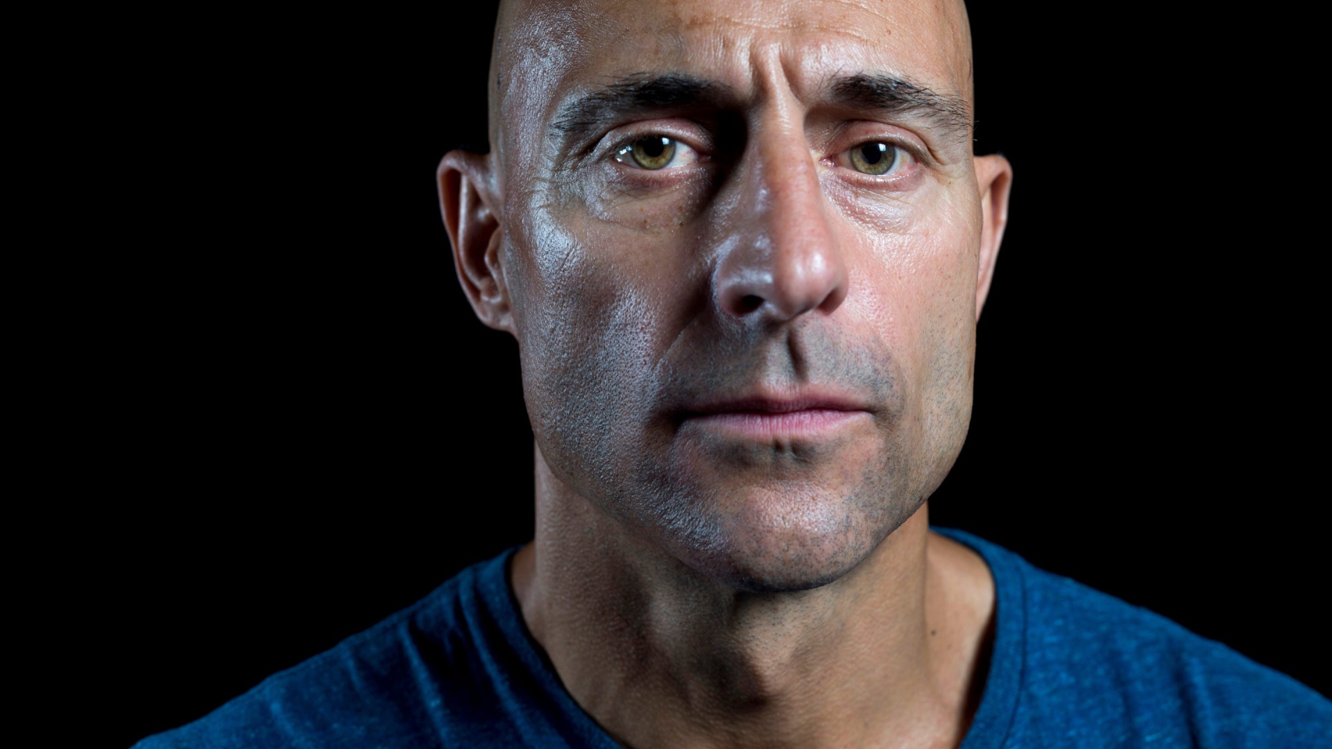 Британский актер Марк Стронг на черном фоне