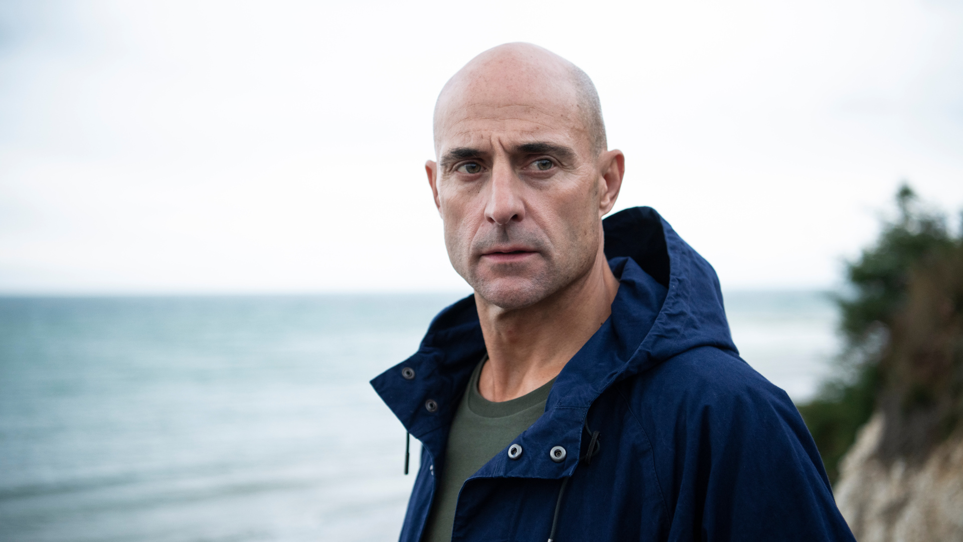 Брутальный актер Марк Стронг у моря