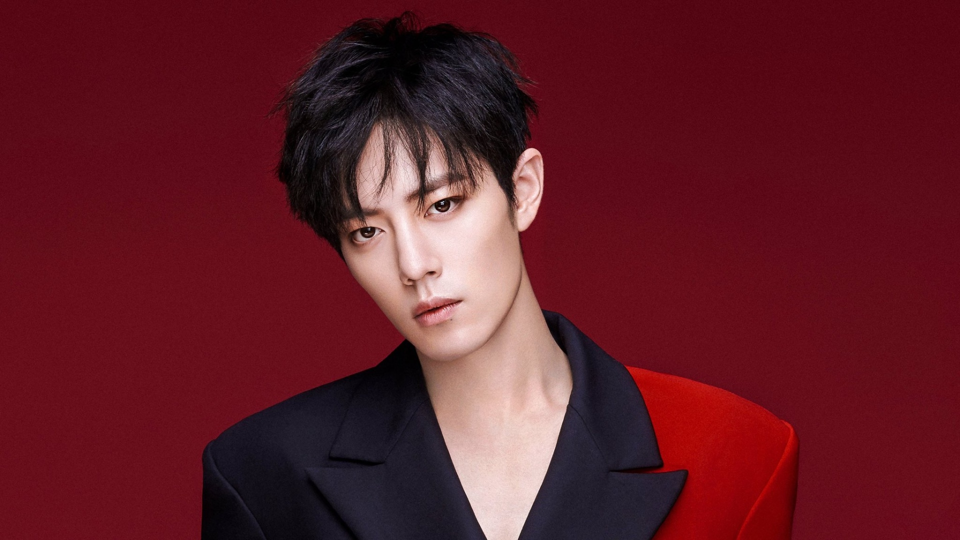 Китайский актер Шон Сяо на красном фоне 