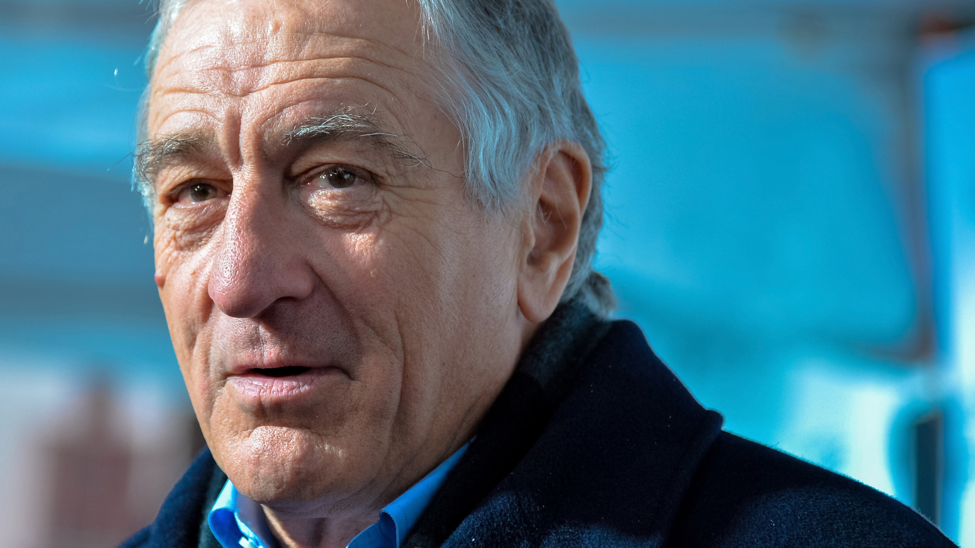 Популярный актер Роберт Де Ниро в пальто