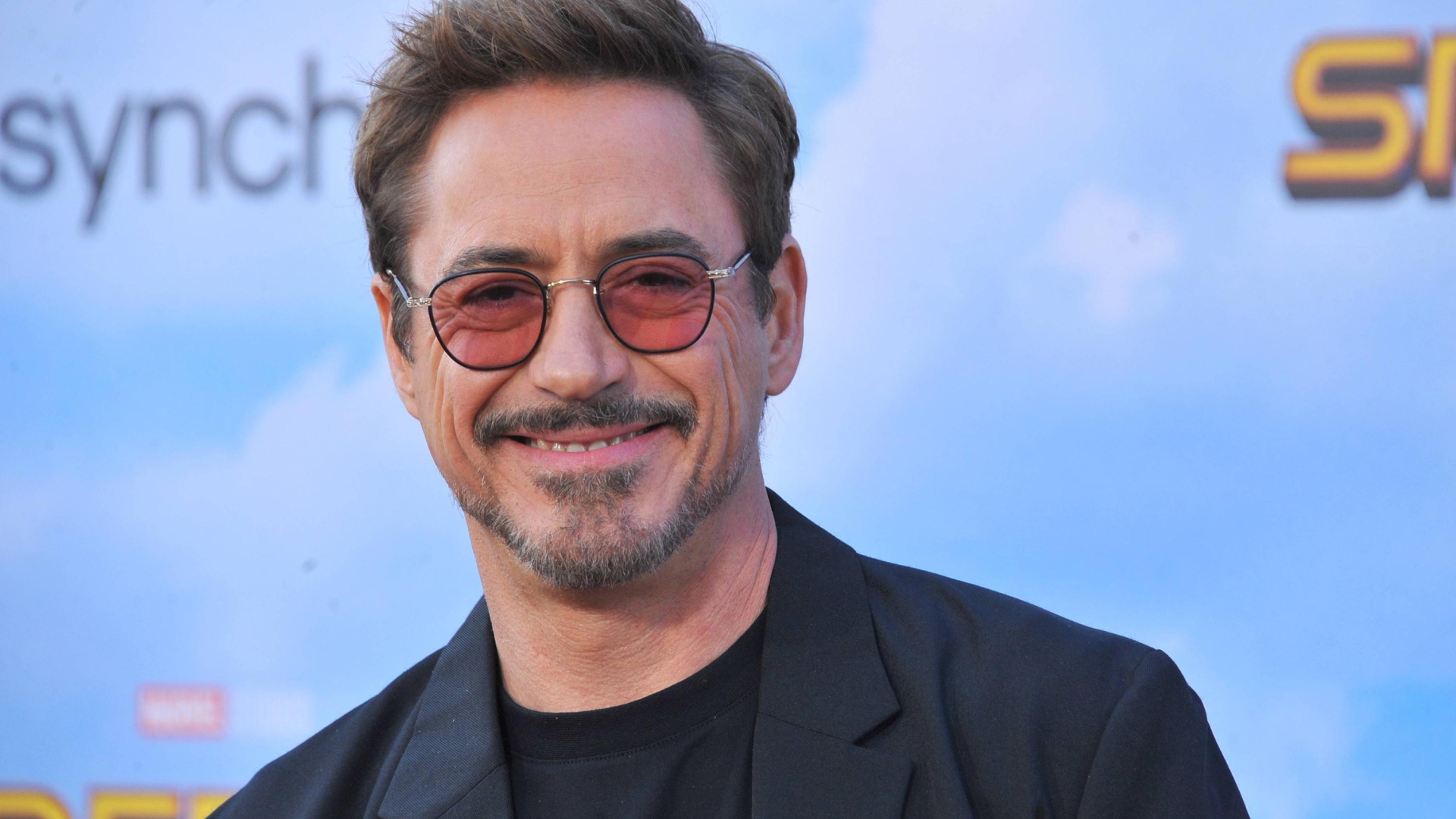 Улыбающийся мужчина, актер Роберт Дауни-младший