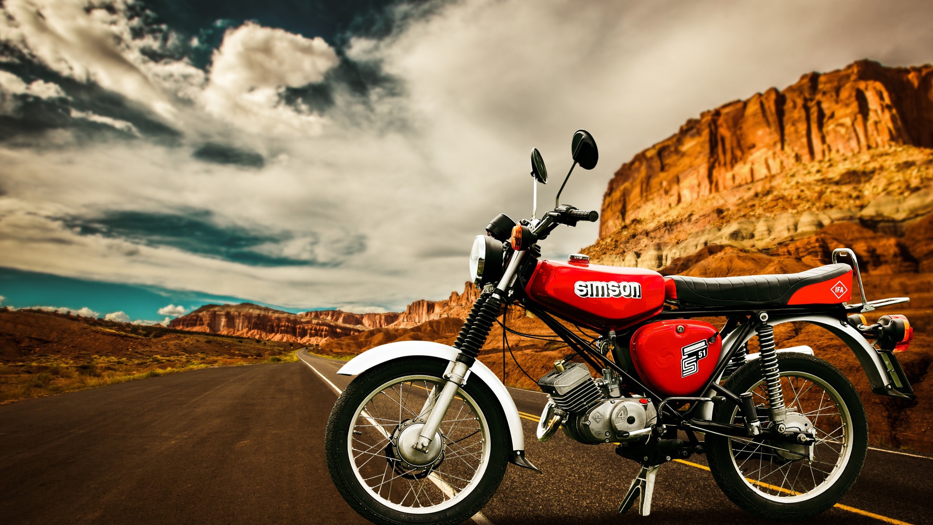 Красный мотоцикл simson s50cc у гор