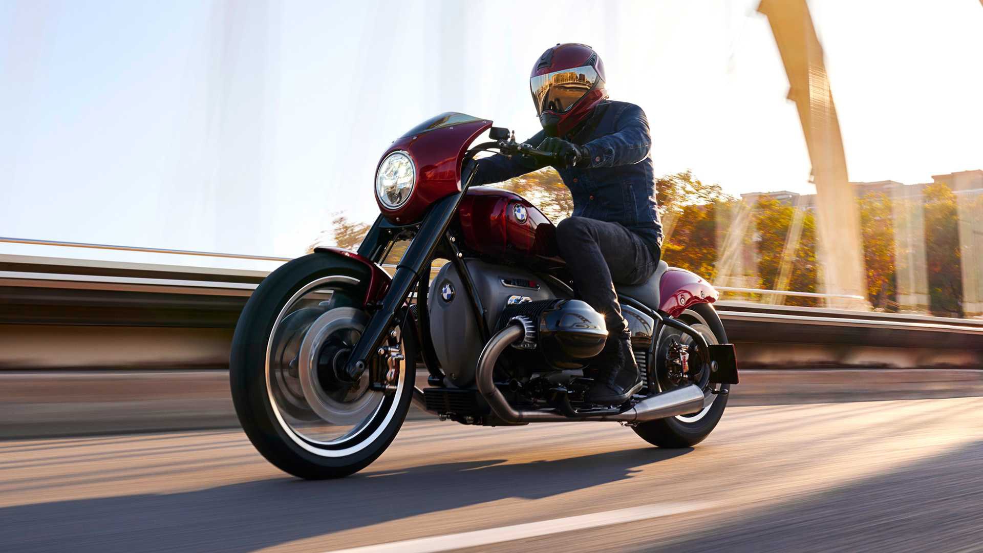 Байкер на мотоцикле BMW Concept R 18.2 на трассе
