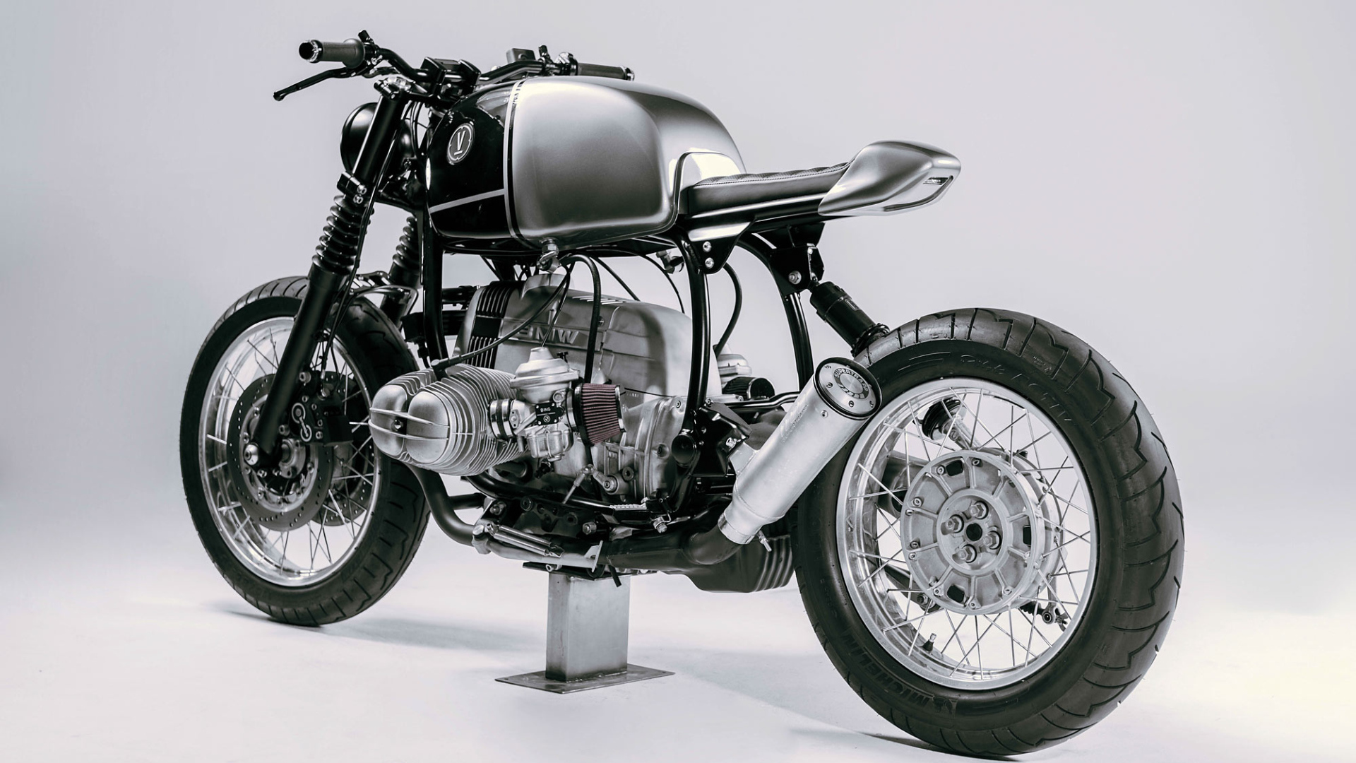 Мотоцикл Vagabund BMW R100R на сером фоне вид сзади