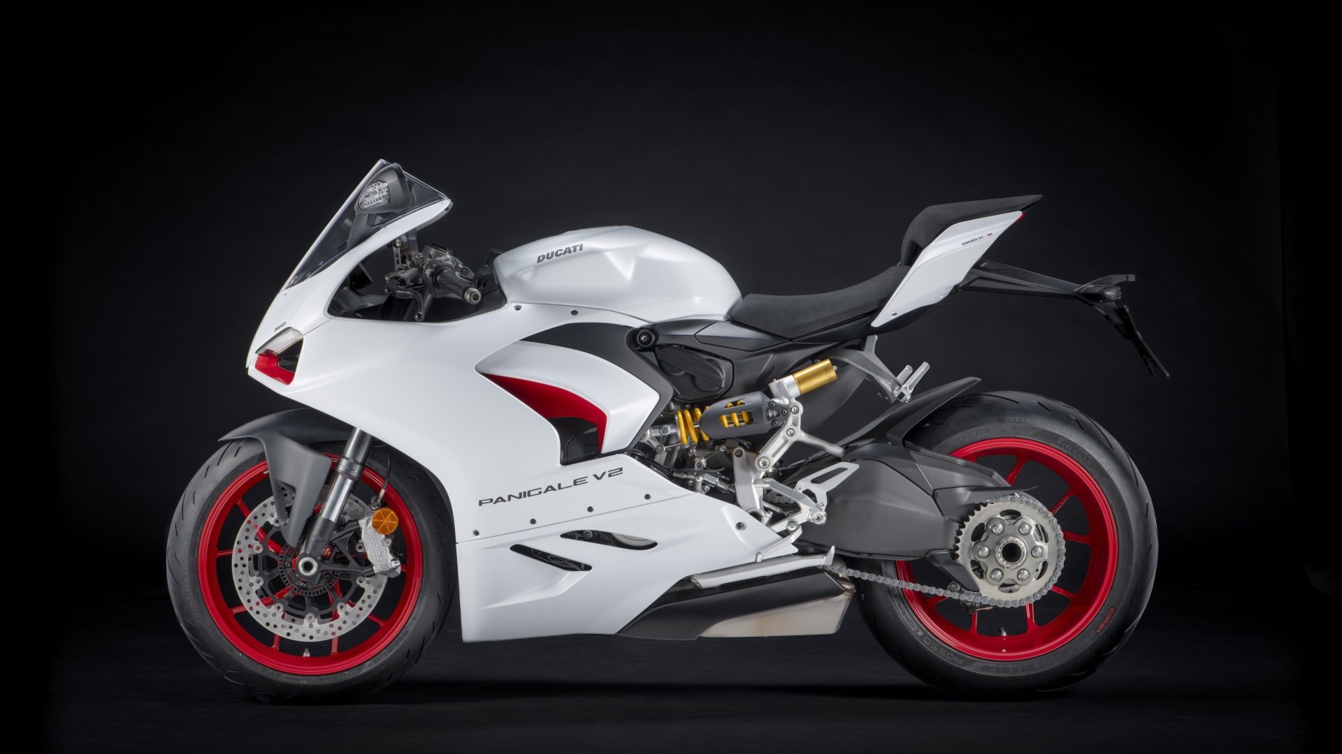 Белый мотоцикл Ducati Panigale v2 на черном фоне